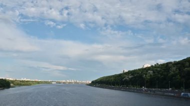  10 Temmuz 2023 - Kyiv, Ukrayna. Dinyeper 'in yamaçlarının manzarası - Anavatanın heykeli ve yaya köprüsünden Kyiv-Pechersk Lavra