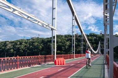 10 Temmuz 2023 - Kyiv, Ukrayna. Kyiv 'de Dnipro nehri üzerindeki yaya (park) köprüsü. Sıcak yaz akşamı, gezinti güvertesi