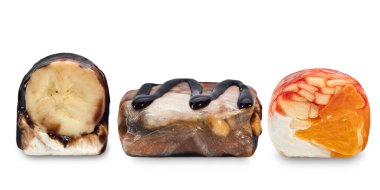 Beyaz arka planda bir dizi börek. Bu ağız sulandırıcı Asya yemeği, şeffaf pirinç kağıdına sarılmış taze meyve ve lezzetli malzemelerin bir kombinasyonundan oluşur..