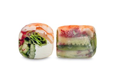 Salatalık, karides ve havyarlı börek, beyaz arka planda peynir. Asya yemeklerinde şeffaf pirinç kağıdına sarılmış taze sebzeler ve lezzetli malzemelerden oluşan hassas bir karışım bulunur.. 