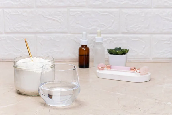 Glass Vann Glass Kollagen Goodnesson Med Marmorbeige Bakgrunn Hjemmeskjønnhetsprosedyre Drikke – stockfoto