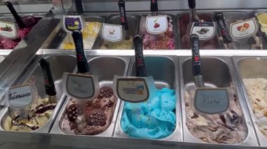 Canlı Gelateria Vitrininde İtalyan Gelato Lezzetleri