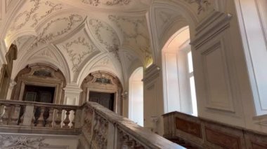 Napoli krallarının yazlık sarayındaki mermer merdivenler. İnanılmaz bir İtalyan mimarisi. Şan ve zarafet