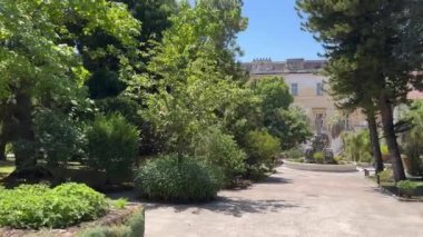 İtalya 'nın Portici kentindeki Napoli Kralları' nın yazlık konutu (saray) yakınlarındaki botanik bahçesi. Sessiz bir yer, uzun ağaçların serinliği, bir şehir parkı.