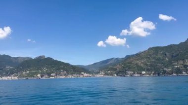 Amalfi kıyısında bir deniz yürüyüşü, dağların manzarası, denizden gelen şehir plajları.