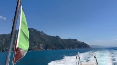Amalfi kıyısında bir deniz yürüyüşü, dağların manzarası, denizden gelen şehir plajları.