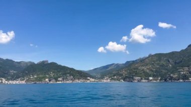Amalfi kıyısında bir deniz yürüyüşü, dağların manzarası, denizden gelen şehir plajları.
