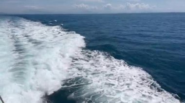 Denizdeki bir geminin arkasında kalan dalgalar, Amalfi kıyısı boyunca bir deniz yürüyüşü