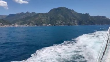 Denizdeki bir geminin arkasında kalan dalgalar, Amalfi kıyısı boyunca bir deniz yürüyüşü