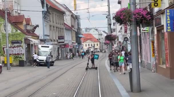 电车穿过布拉迪斯拉发的旧街道 — 图库视频影像