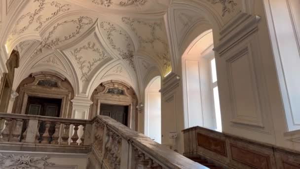 ナポリの王の夏の住居 の中の大理石の階段 信じられないイタリア建築 ポンプとエレガンス — ストック動画