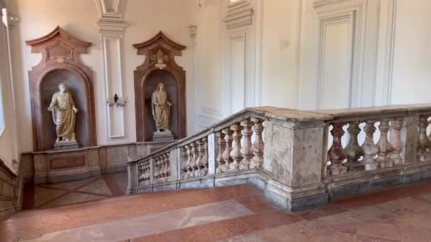 나폴리 왕들의 거주지 내부의 대리석 수없는 이탈리아 우아함 — 비디오