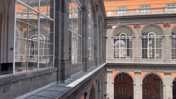那不勒斯王宫 院子里 院子里 许多全景窗 — 图库视频影像