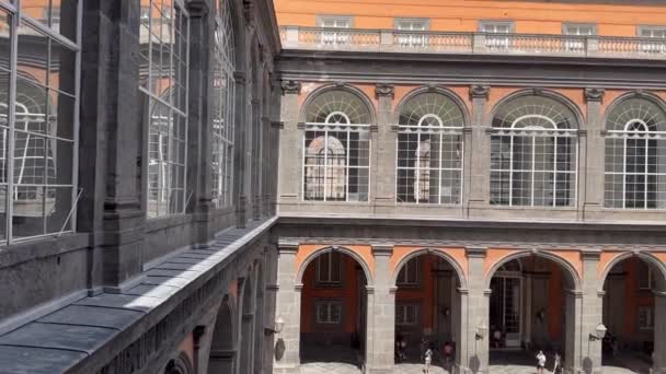 Palácio Real Nápoles Jarda Interna Jarda Poço Muitas Janelas Panorâmicas — Vídeo de Stock
