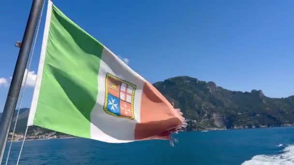 Spacer Wzdłuż Wybrzeża Amalfi Włoska Flaga Wietrze — Wideo stockowe