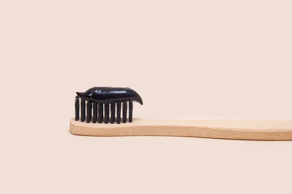 Чорна Зубна Паста Бамбуковому Пензлі Чорною Щетиною Бежевому Фоні Мінімалізм — стокове фото