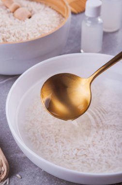Evde pirinç suyu pişirmek. Ekolojik kozmetikler, ürünlerin yeniden kullanımı, sıfır atık