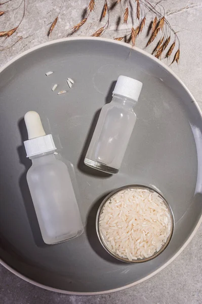顔と髪のための米水からの自家製ケア化粧品 エコスタイルのケア エコフレンドリー 伝統的な自然の手段との再統合 — ストック写真