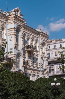 Kyiv 'deki Volodymyrska Caddelerindeki Akademik Opera ve Bale Tiyatrosu yakınlarındaki avluda 19. yüzyılın binalarının cepheleri. Barok tarzında başkentin antik mimarisi. Kartpostal