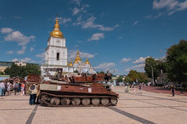 16 Temmuz 2023 - Kyiv, Ukrayna. Ukrayna topraklarında kırık Rus ekipmanlarının sergilenmesi. Savaş, Mykhailivska Meydanı 'ndaki paslanmış tanklar