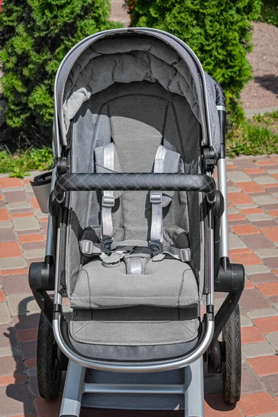 Moderno Carro Bebé Gris Afuera Patio Cinturones Seguridad Sujetadores — Foto de Stock