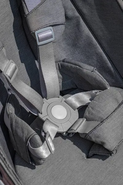 Moderno Carro Bebé Gris Afuera Patio Cinturones Seguridad Sujetadores —  Fotos de Stock