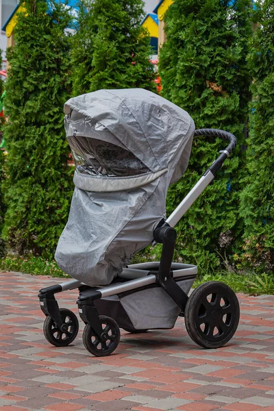 Moderno Carro Bebé Gris Afuera Patio Cubierta Lluvia — Foto de Stock
