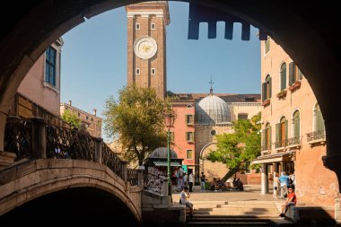 16 Ağustos 2023, Venedik, İtalya. Kanallı şehir caddelerinin güzel manzarası, antik mimari, romantik ruh hali. Avrupa 'da turizm