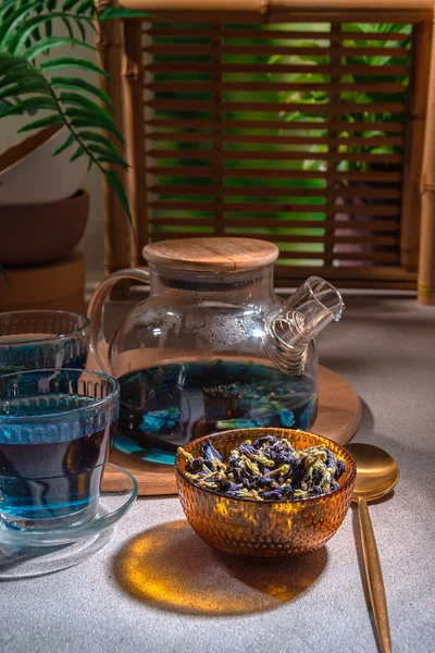 泰国蓝茶 天然抗抑郁剂 安抚和规范涅盘系统 草药和天然产品的力量 生态消费 与自然和谐相处 图库照片