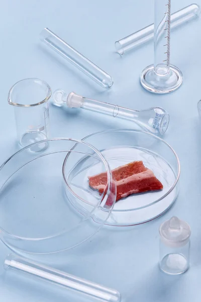 Bekon Szklance Petri Dish Badania Laboratoryjne Sztucznego Mięsa Obraz Zapasów — Zdjęcie stockowe