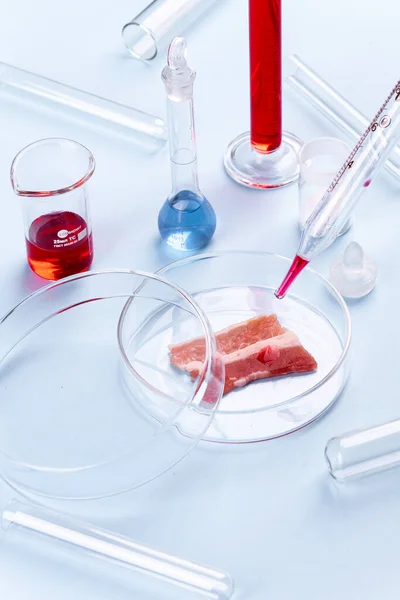 玻璃杯中的培根 人工肉类的实验室研究 化学品库存图像 — 图库照片