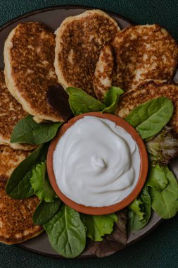 Patatesler için gözleme (oladky) - deruny. Ulusal Ukrayna mutfağı. Yerel ürünlerden ev yapımı basit yemekler.