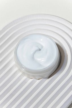 Cilt yaşlanmasına karşı peptit ve mikro elementlerle nemlendirici yüz kremi. Minimalizm tarzı