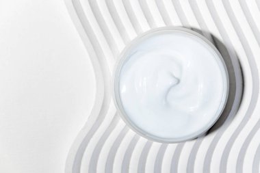 Cilt yaşlanmasına karşı peptit ve mikro elementlerle nemlendirici yüz kremi. Minimalizm tarzı