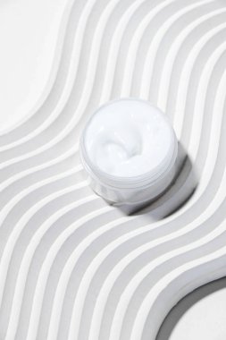 Cilt yaşlanmasına karşı peptit ve mikro elementlerle nemlendirici yüz kremi. Minimalizm tarzı