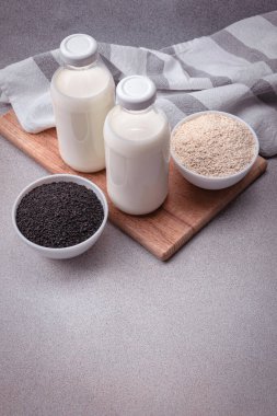 Susam tohumlarına dayalı alternatif vejetaryen sütü. Besleyici eko içecek.