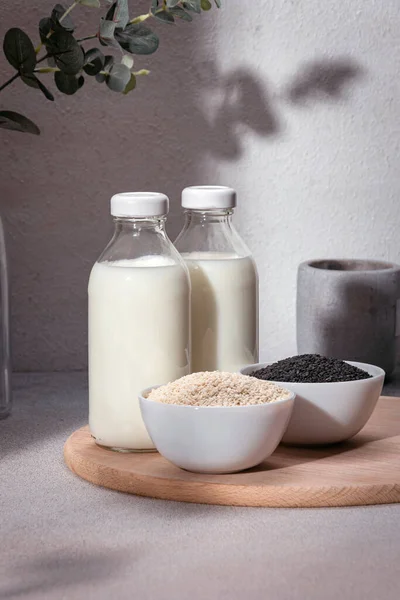 以芝麻籽为原料的替代纯素牛奶 营养生态饮料 — 图库照片