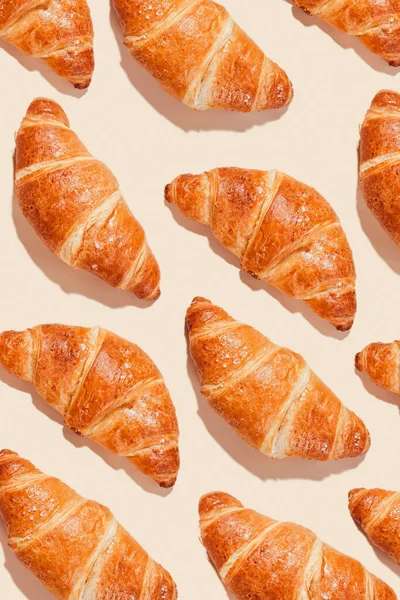 Vzor Pozadí Croissantů Světlém Pozadí Ostrými Stíny — Stock fotografie