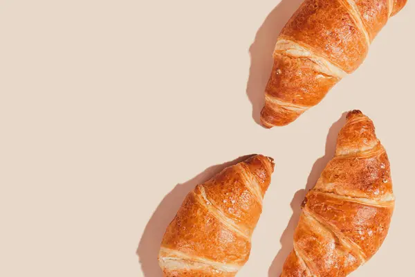 Pozadí Croissantů Světlém Pozadí Ostrými Stíny — Stock fotografie