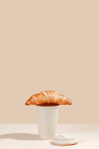 Frische Leckere Croissants Mit Einer Öko Tasse Auf Hellem Hintergrund — Stockfoto