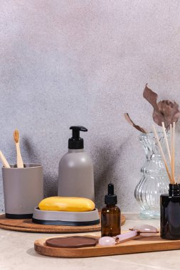 Cilt bakımı, günlük güzellik ayinleri. C vitamini içeren beyazlatıcı serum. Modern kozmetoloji, ekolojik kompozisyon, bakım.