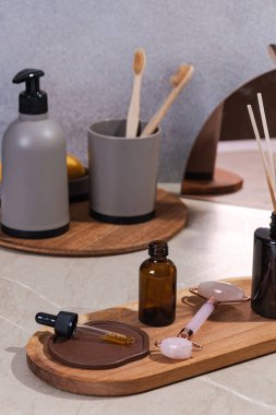 Cilt bakımı, günlük güzellik ayinleri. C vitamini içeren beyazlatıcı serum. Modern kozmetoloji, ekolojik kompozisyon, bakım.