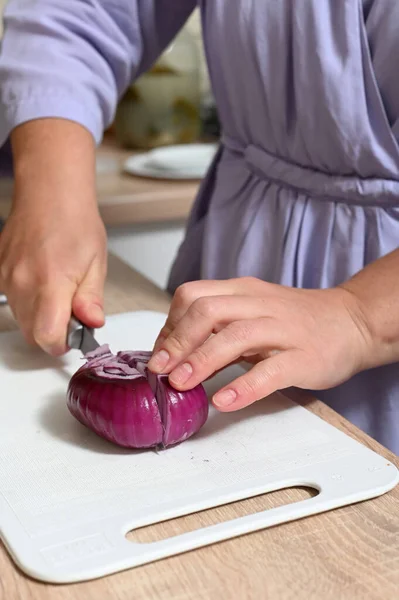 Woman Peels Red Onions Her Kitchen Female Hands Hold Salad Ліцензійні Стокові Фото