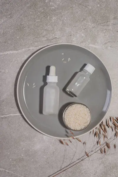 家庭面部护理 用米水做的化妆品 水加米露 — 图库照片