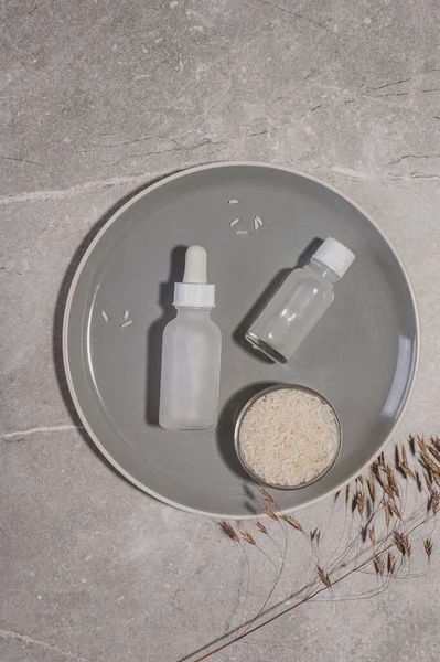 Gesichtspflege Hause Kosmetika Auf Der Basis Von Reiswasser Serum Wasser lizenzfreie Stockfotos