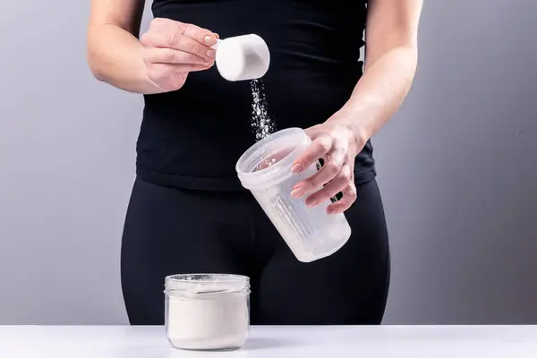 Kvinna Gör Kollagenblandning Ett Blandningsglas Sportkost Dryck Med Protein Royaltyfria Stockbilder