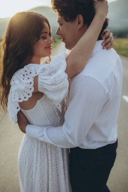 Mutlu bir çift. Düğün fotoğrafı. Birbirine aşık bir çift. Gelin ve damat. Yüksek kalite fotoğraf