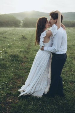 Mutlu bir çift. Düğün fotoğrafı. Birbirine aşık bir çift. Gelin ve damat. Yüksek kalite fotoğraf