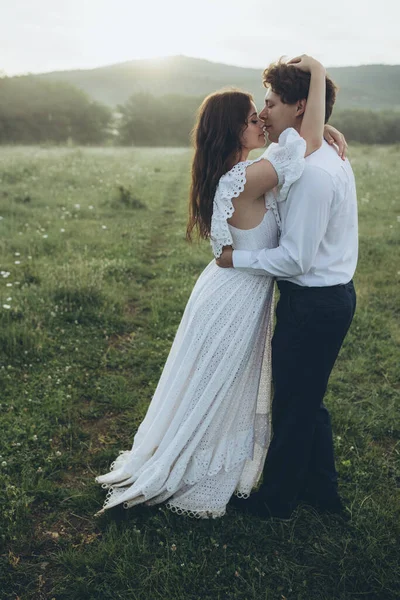 Ett Lyckligt Par Bröllopsfoto Ett Par Förälskade Brud Och Brudgum — Stockfoto