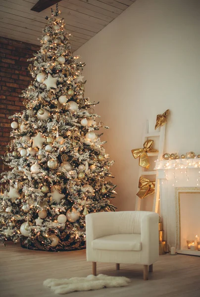クリスマスの装飾 自宅で休日 美しいクリスマスツリーを持つクリスマスルーム 高品質の写真 — ストック写真